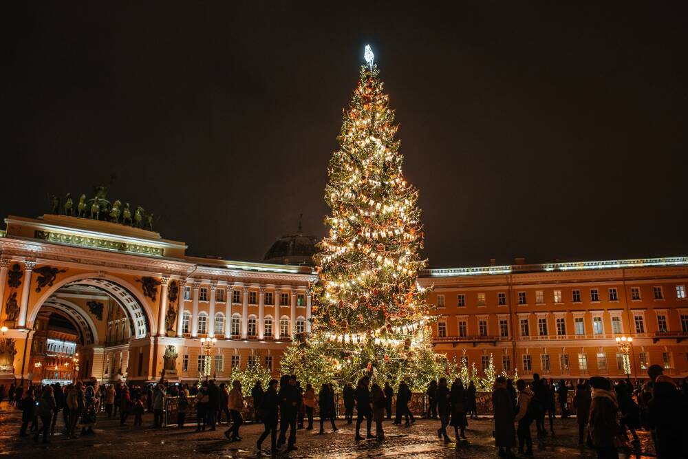 Главную новогоднюю елку Санкт-Петербурга завершают наряжать