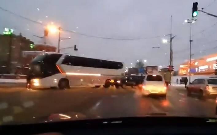 Столкновение автобуса и легковушки на Московском шоссе стало причиной пробки