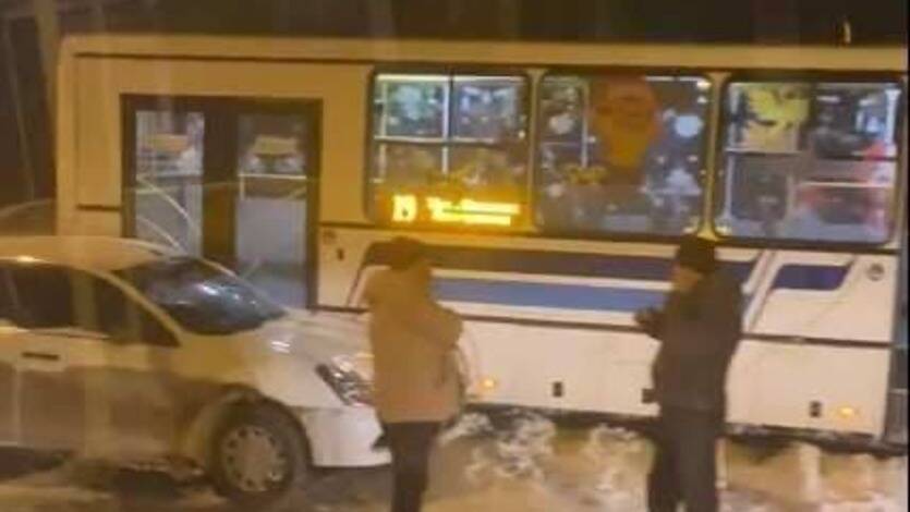 Автобус и легковушка столкнулись в Тобольском районе