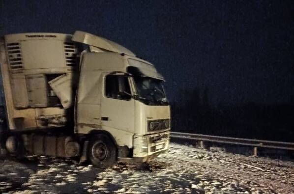 Водитель Isuzu погиб после столкновения с грузовым Volvo в Лысковском районе