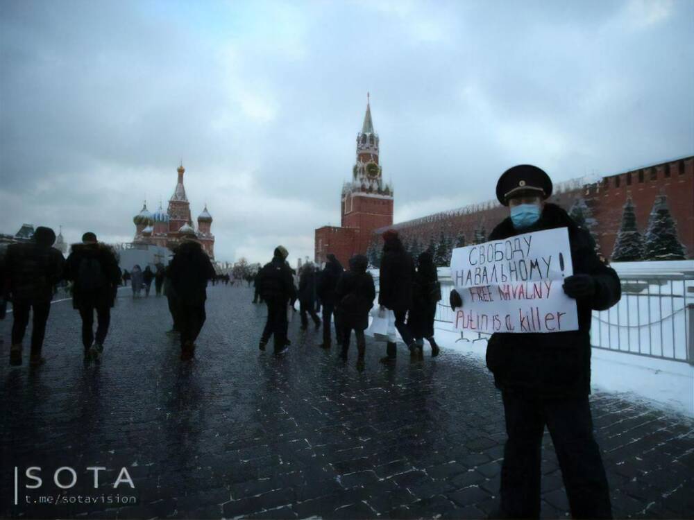 В Москве бывший полицейский вышел на Красную площадь с плакатом "Путин убийца", его задержали