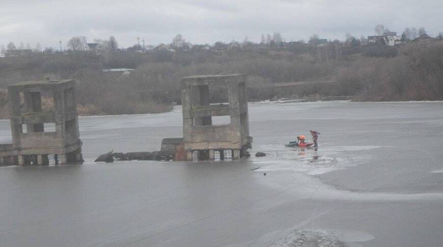 В Могилеве под лед провалился мужчина: рыбака спасли сотрудники МЧС