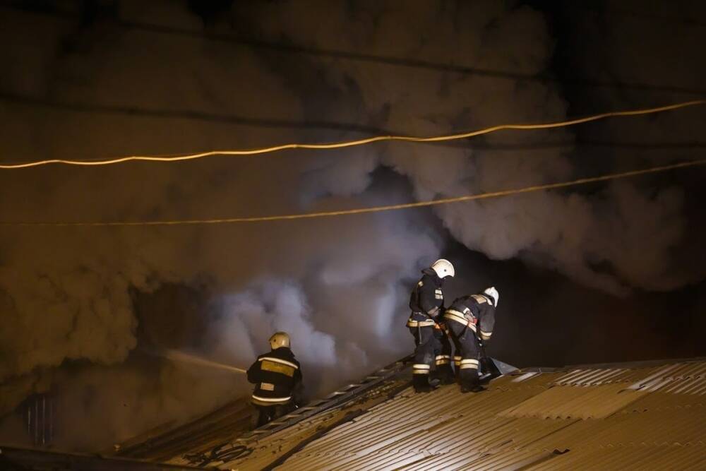Ночью в Волгоградской области больше 3 часов тушили крупный пожар
