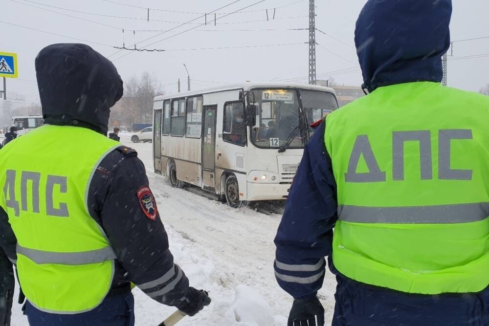 В общественном транспорте Петрозаводска продолжают ловить безмасочников
