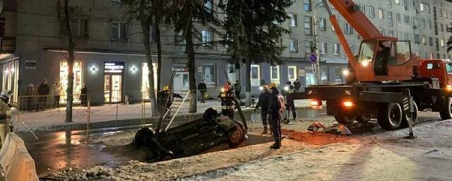 Губернатор Курской области поручил разобраться с падением автомобиля в яму