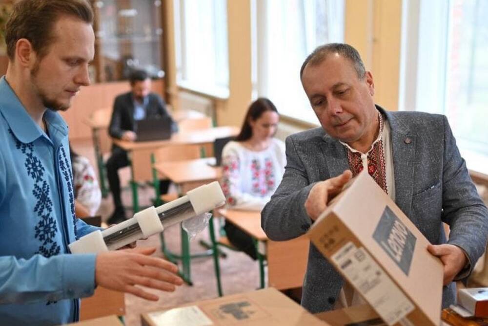 Мінцифра: українські вчителі вже отримали понад 40 тисяч ноутбуків в межах державної програми «Ноутбук кожному вчителю»