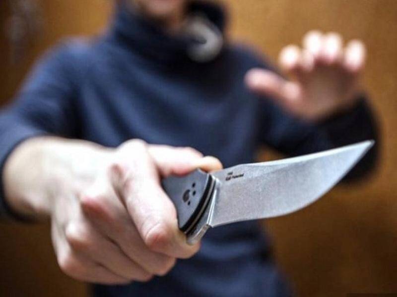 12-летний житель Удмуртии три раза ударил врача ножом