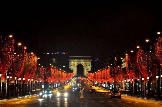 В Париже отменили праздничные мероприятия на Новый год