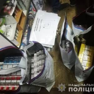 В Запорожье полицейские изъяли более 2 тыс. пачек нелегально продаваемых сигарет. Фото