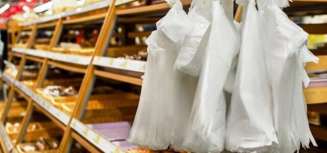 Борьба за экологию: Кабмин установил минимальные цены на пластиковые пакеты