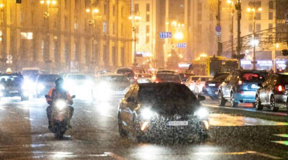 Киев из-за снегопада застрял в пробках, на Подоле сошел с рельсов трамвай