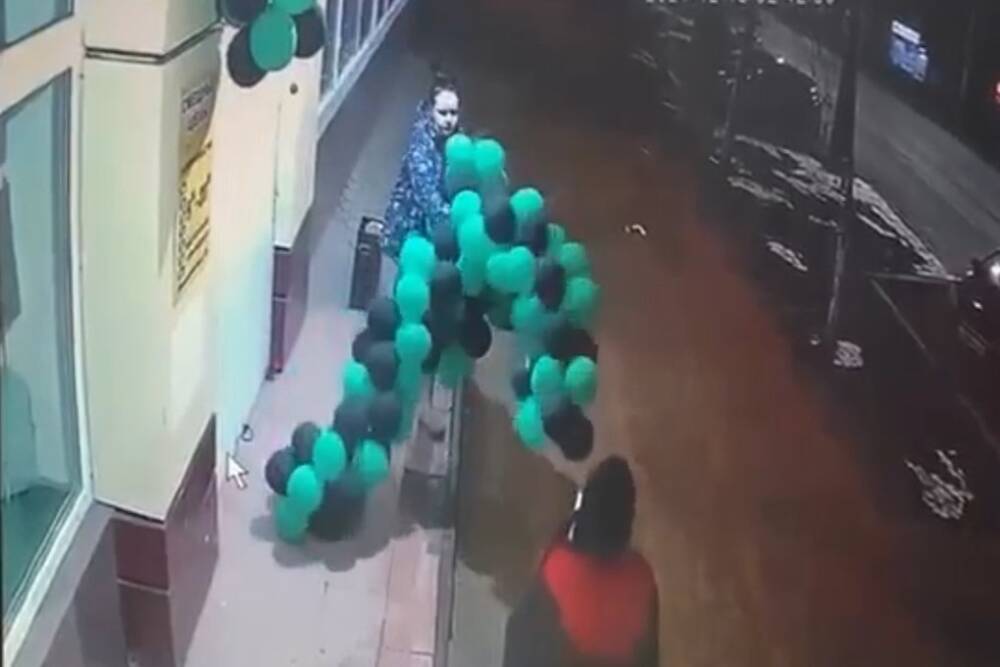 Полнолуние оно такое: Жительница Воронежа среди ночи в трусах экспроприировала шарики у магазина одежды