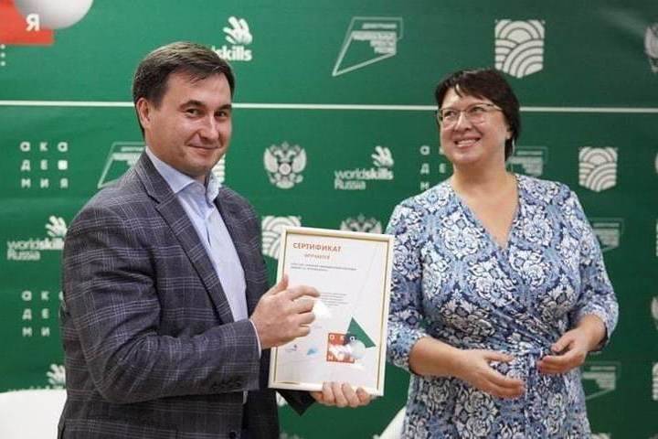 Три колледжа Омской области вошли в топ-100 по России