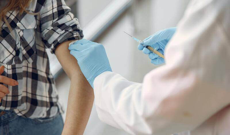 Минздрав внес вакцинацию подростков от ковида в календарь прививок