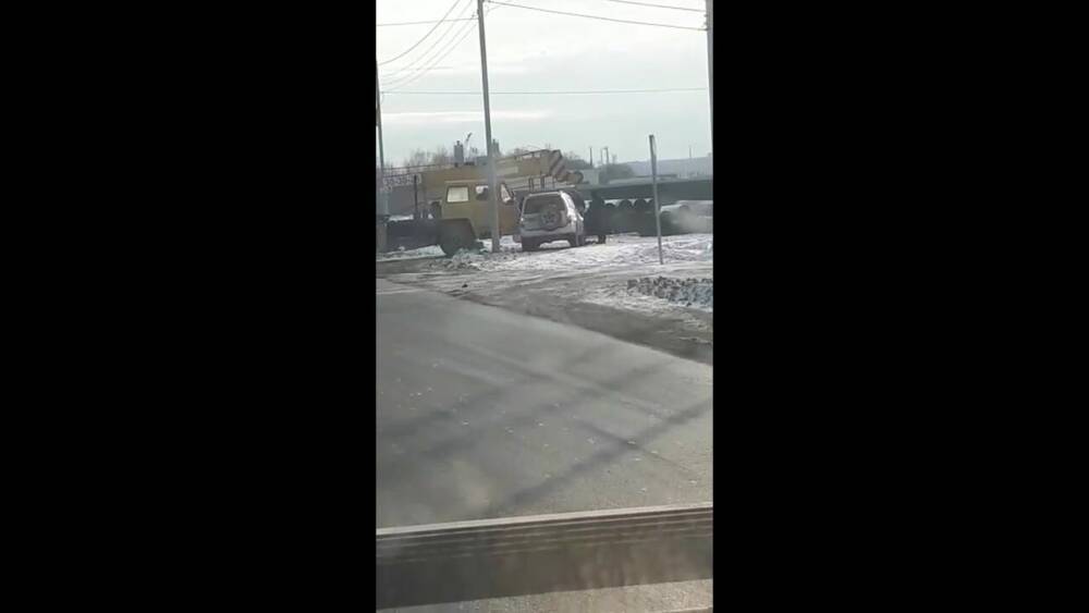 Кран врезался в Suzuki Escudo на Железнодорожной в Южно-Сахалинске