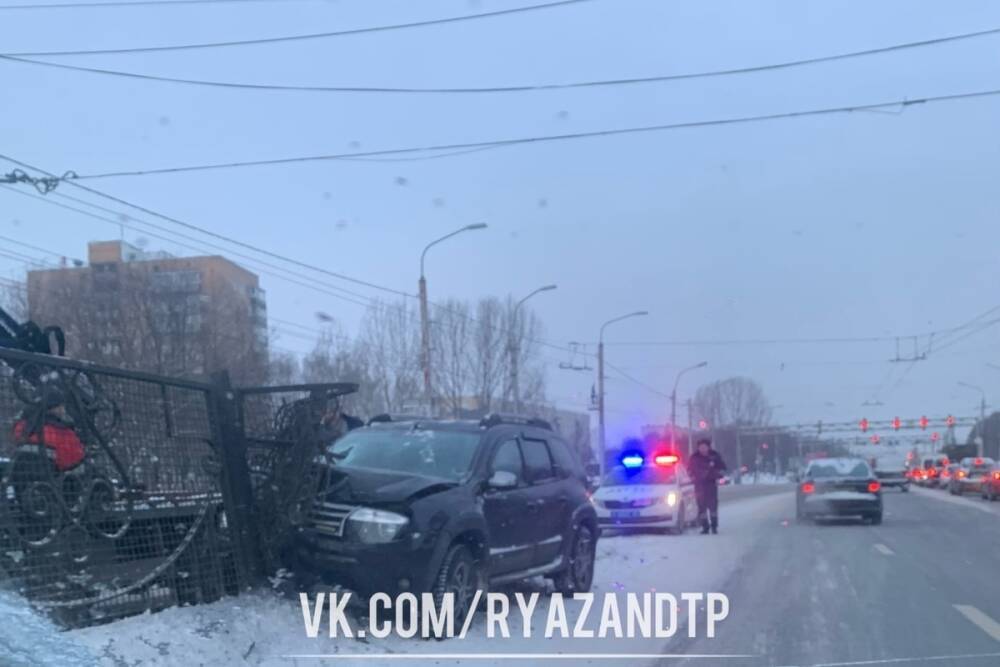 На Московском шоссе в Рязани Renault Duster врезался в ограждение
