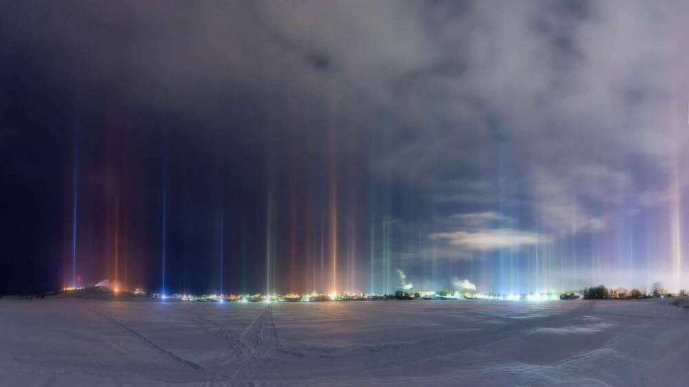 Фото: световые столбы пронзили небо над Тихвином