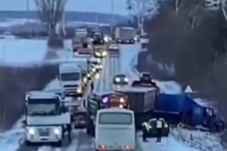 Из-за скользкой дороги в Ривненской области столкнулись восемь автомобилей