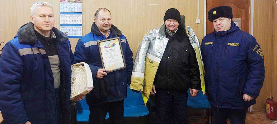 Пожарным-добровольцам из поселка Карелии за хорошую работу подарили спецодежду