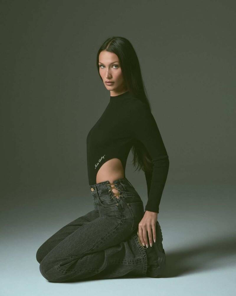 Белла Хадид прикрыла грудь ремнями в откровенной фотосессии для Calvin Klein