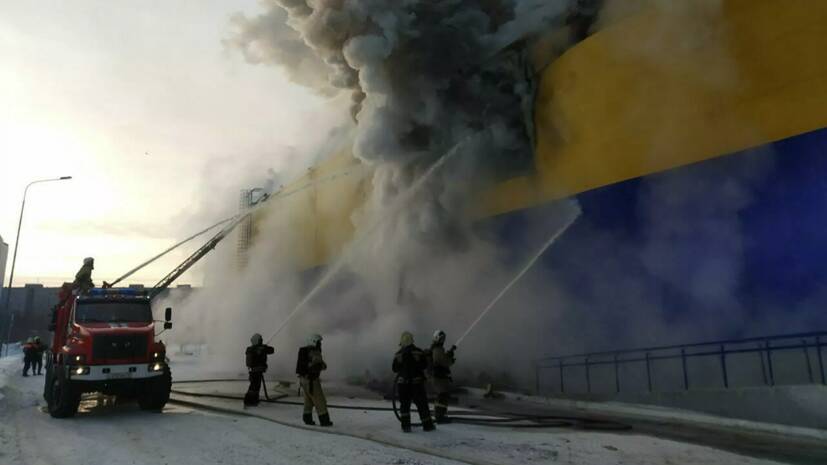 Крыша загоревшегося ТЦ «Лента» в Томске обрушилась