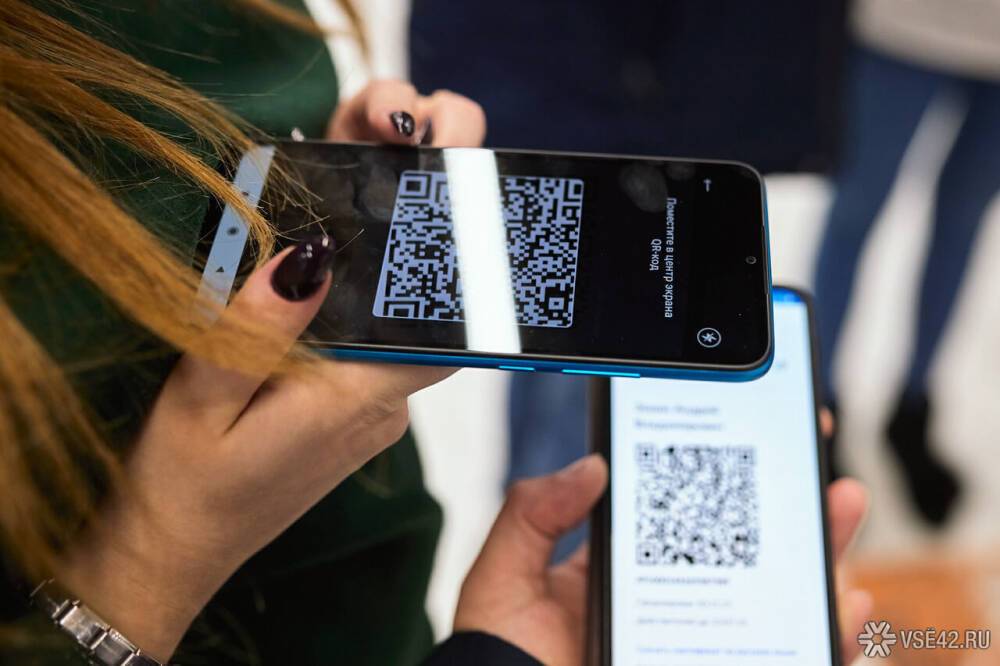 Свердловский губернатор на месяц отменил QR-коды в регионе