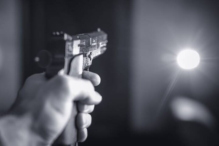 В Мурманске по камерам видеонаблюдения установили личность подростка, стрелявшего по машине из травмата