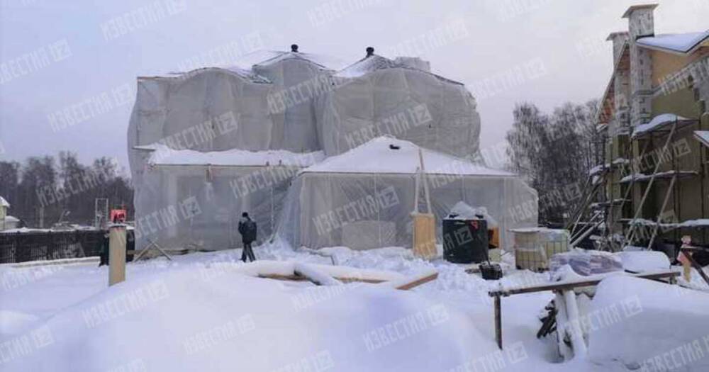 Пятеро рабочих сорвались с крыши строящегося коттеджа под Москвой