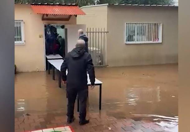 Разгул стихии: дожди затопили школу в Пардес-Хане