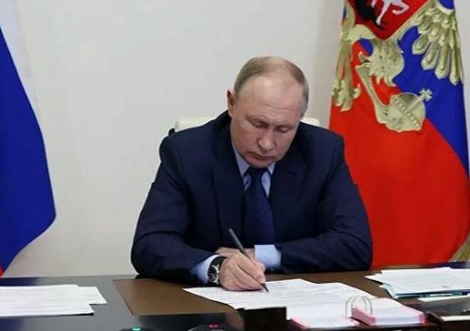 Путин подписал закон о повышении фонда оплаты труда помощников депутатов