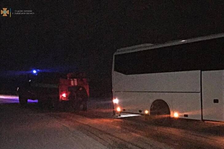 Автобус с пассажирами попал в "снежный плен" во Львовской области