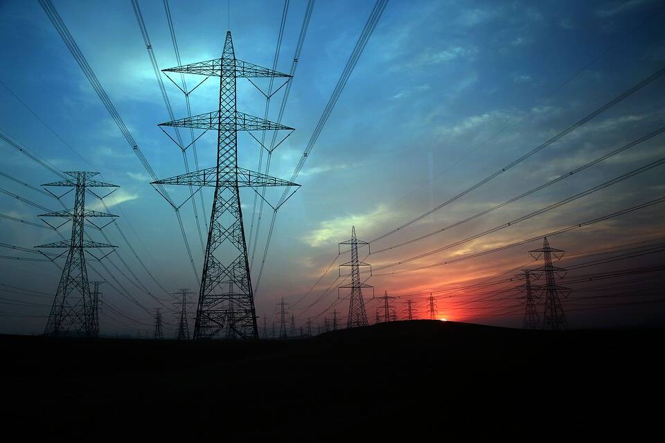 НКРЭКУ повысила тарифы на передачу электроэнергии для бизнеса