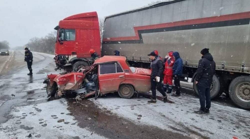 В пригороде Николаева автомобиль залетел под фуру, есть жертвы