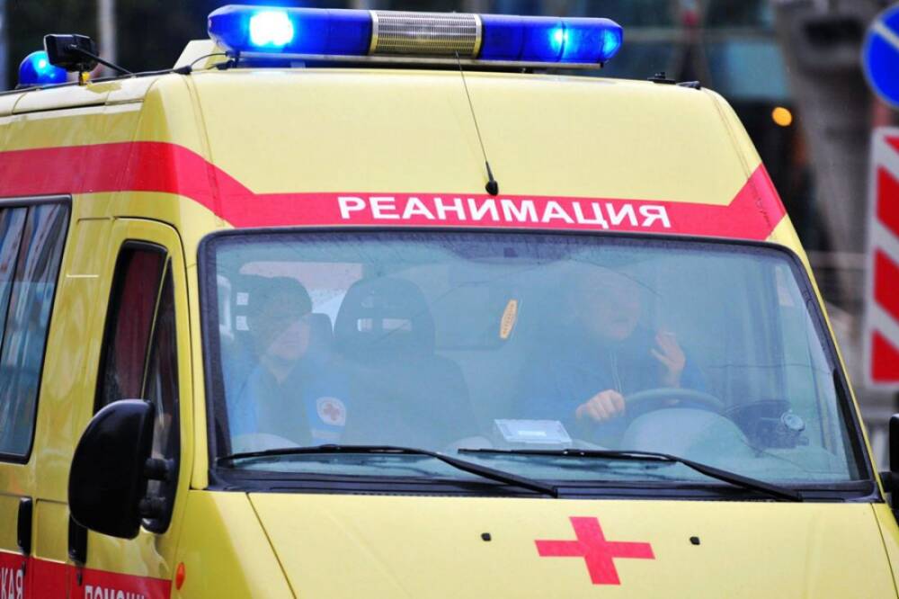 Пенсионерка получила сотрясение мозга после обрушения ледяной глыбы в Петербурге