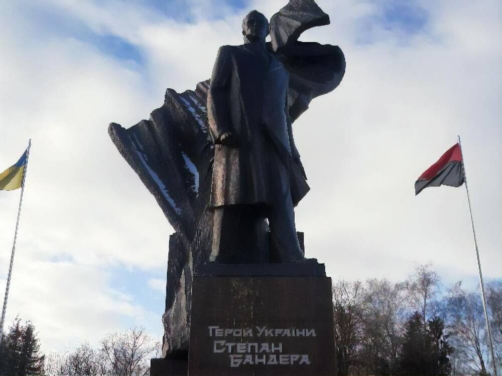 Второй за неделю акт вандализма. В Тернополе памятник Бандере забросали яйцами