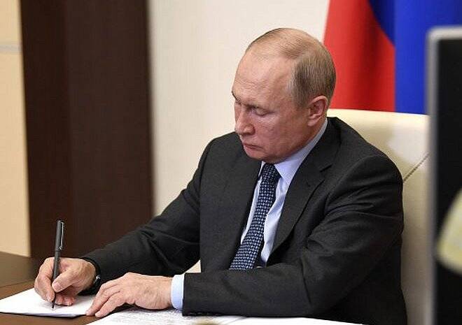 Путин подписал закон, разрешающий главам регионов оставаться на третий срок
