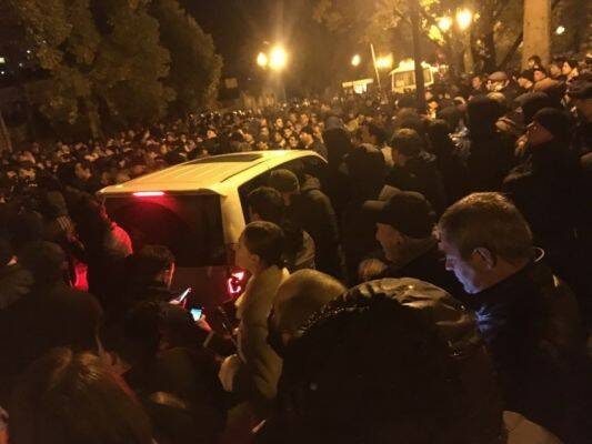 Президент Абхазии и оппозиция говорят уже час — митингующие не расходятся