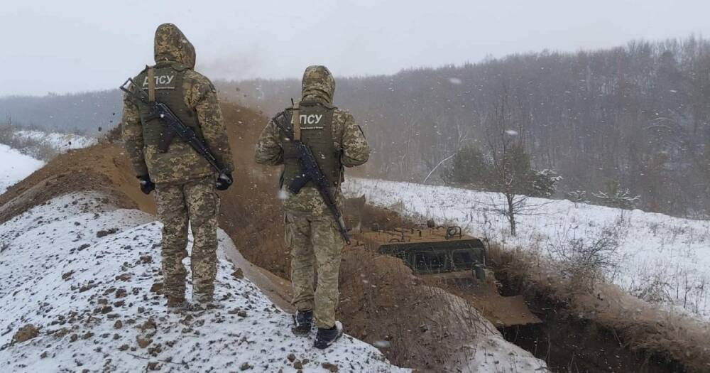 Украинские пограничники возводят противотанковые рвы в Сумской области (видео)