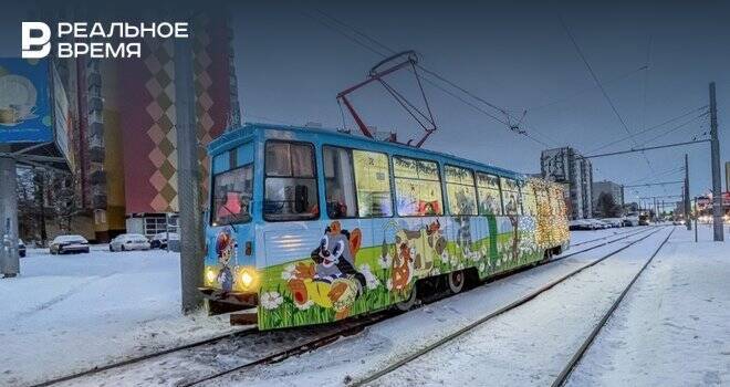 В Набережных Челнах появился новогодний экскурсионный трамвай