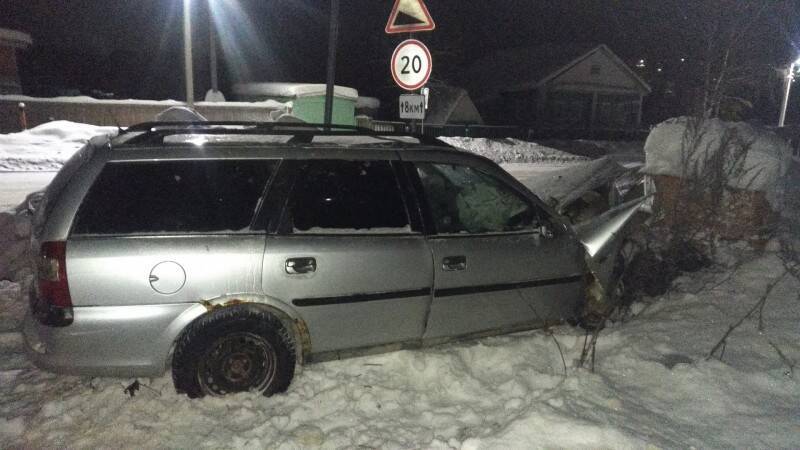 В Зеленце пьяного водителя Opel Vectra остановили кирпичи