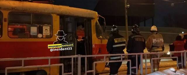 В Барнауле утром на маршруте №5 загорелся трамвай