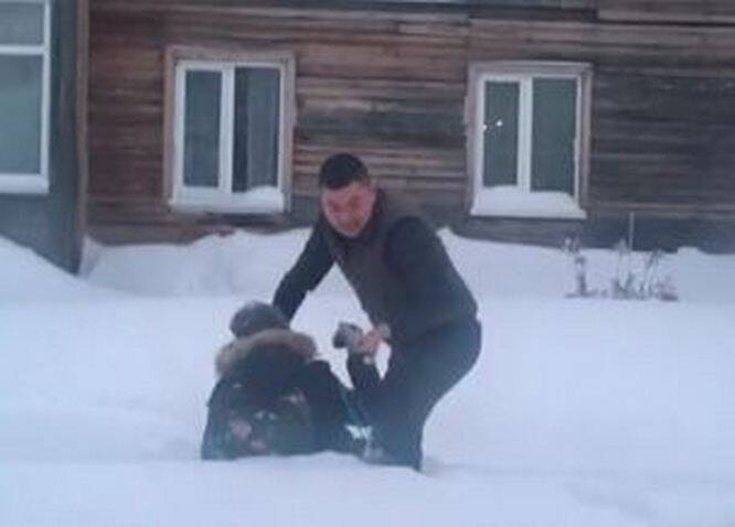 В мэрии Ханты-Мансийска разбираются с видео, в котором таксист спасает мальчика из сугроба