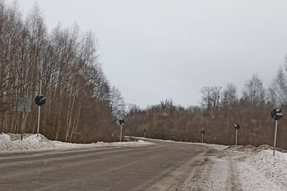 Жительница Тверской области удивилась завернутым в черную пленку дорожным знакам