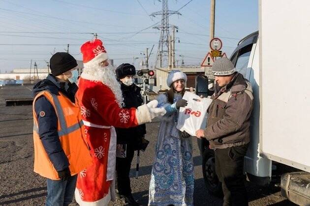 Дед Мороз и Снегурочка провели предновогодний экзамен на железнодорожном переезде в Чите