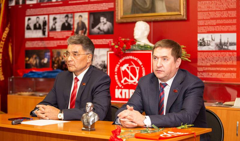 В Уфе прошло торжественное собрание членов партии КПРФ в честь дня рождения Сталина