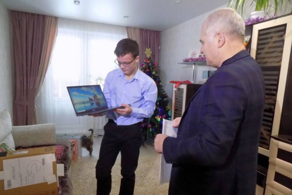 Сенатор Сергей Мартынов подарил ноутбук школьнику из Марий Эл
