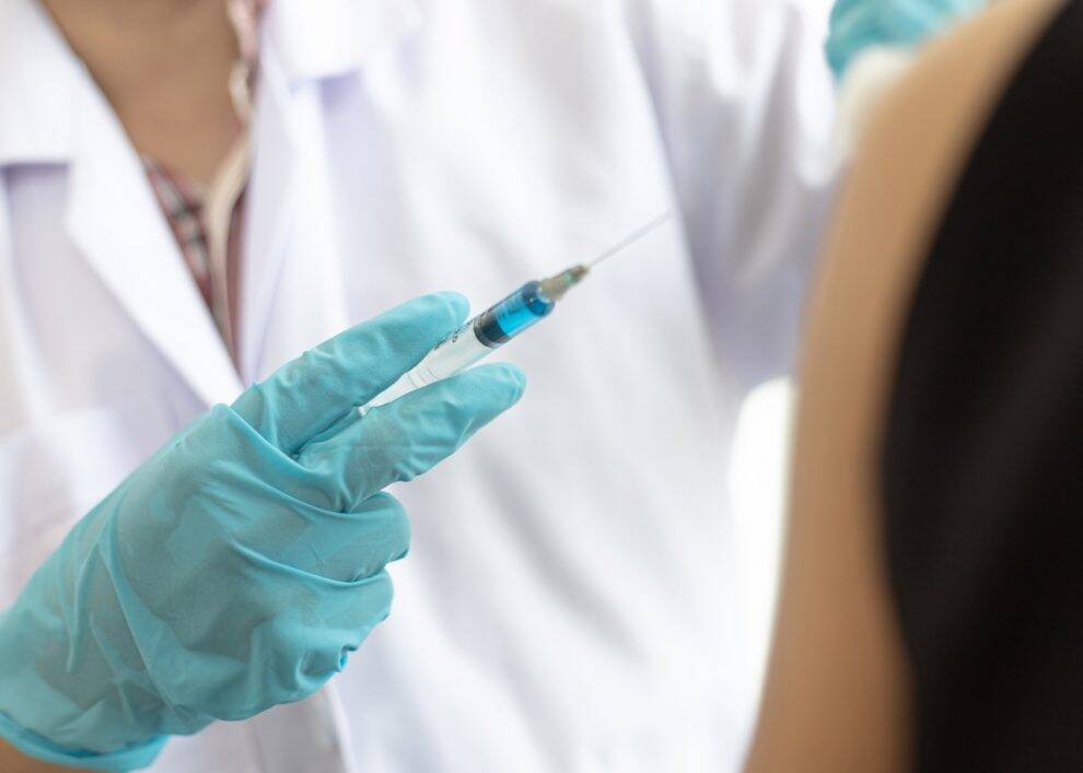 Первая партия вакцины от коронавируса для подростков прибудет в Удмуртию в январе 2022 года