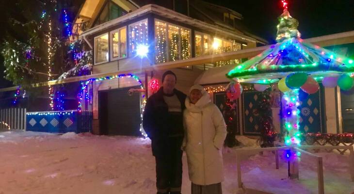 Десять зим семья из Чувашии превращает свой двор в сказочный с помощью 280 метров гирлянд
