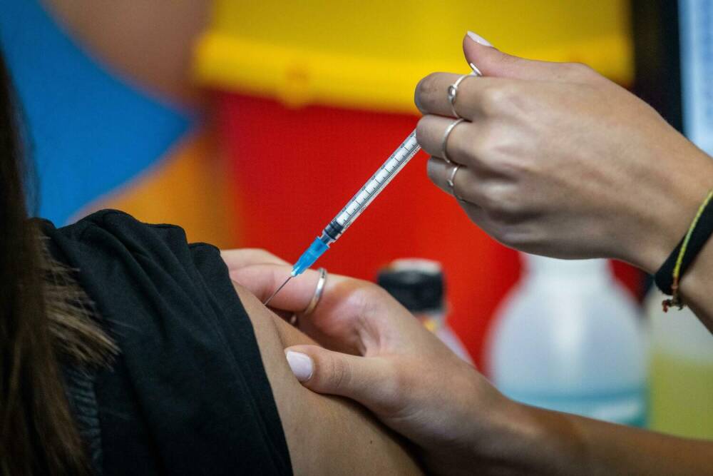 Названа дата начала вакцинации 4-й дозой в Израиле