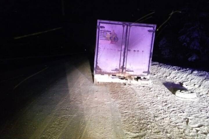 В Тверской области полицейские не дали водителю замерзнуть в грузовике на трассе М-10